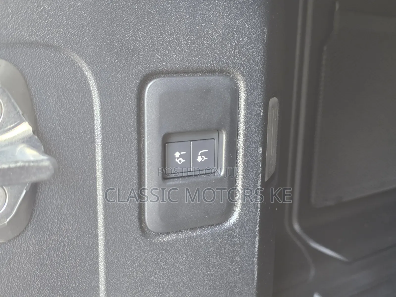 Land Rover Defender SE 2023 White