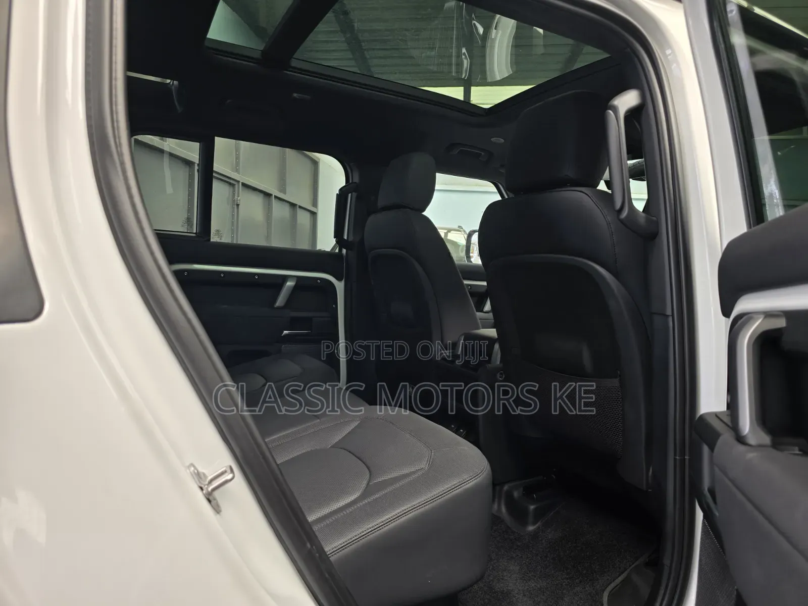 Land Rover Defender SE 2023 White