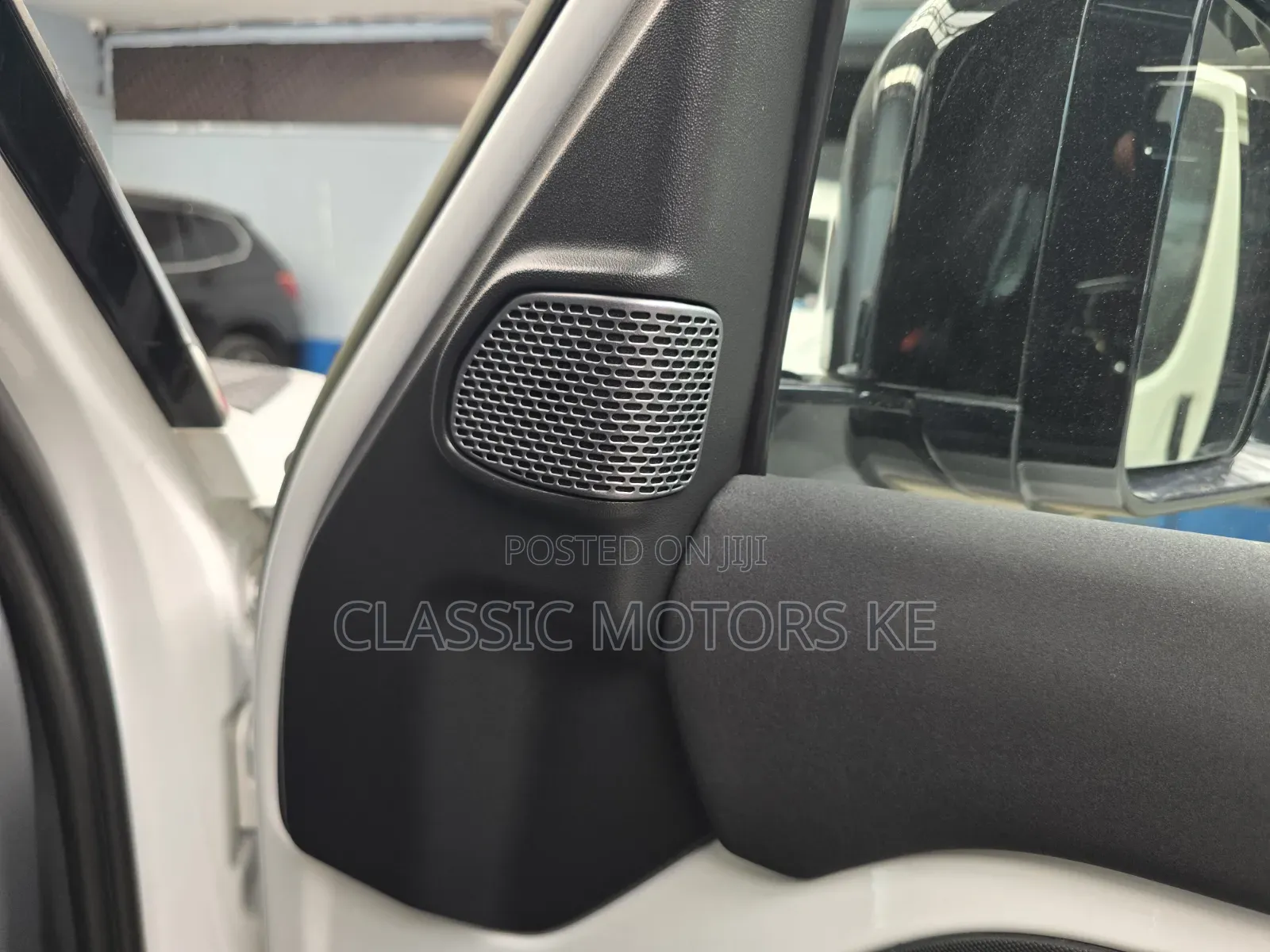 Land Rover Defender SE 2023 White
