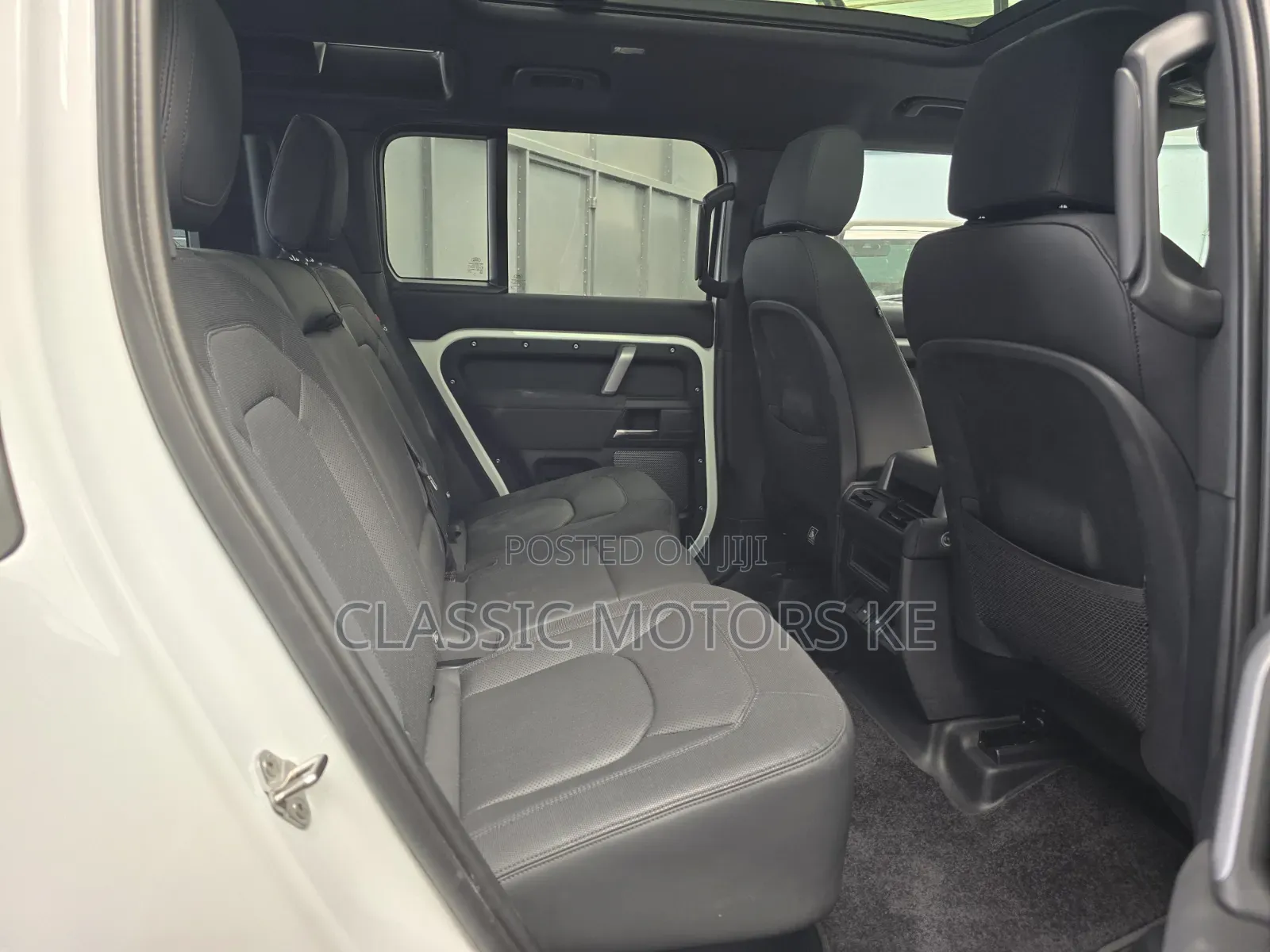 Land Rover Defender SE 2023 White