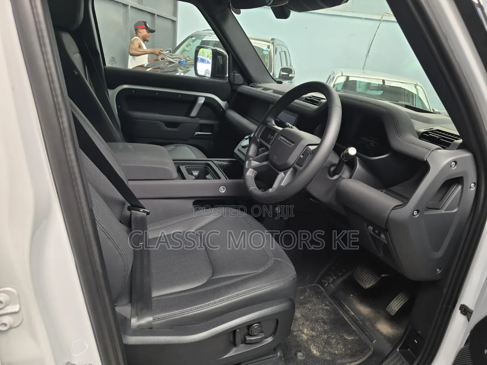 Land Rover Defender SE 2023 White