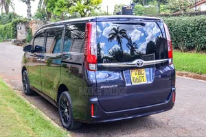 Toyota Esquire 2.0 FWD (7 seater) 2015 Blue