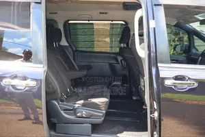 Toyota Esquire 2.0 FWD (7 seater) 2015 Blue