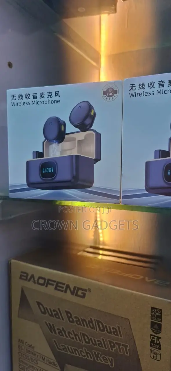 Q8 Double Wireless Mic Omni Directional Content Creator Kit