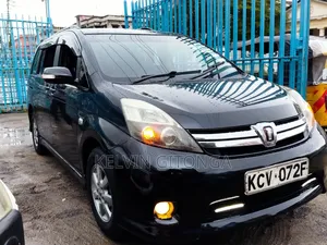 Toyota ISIS 2012 Black