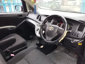 Toyota ISIS 2012 Black