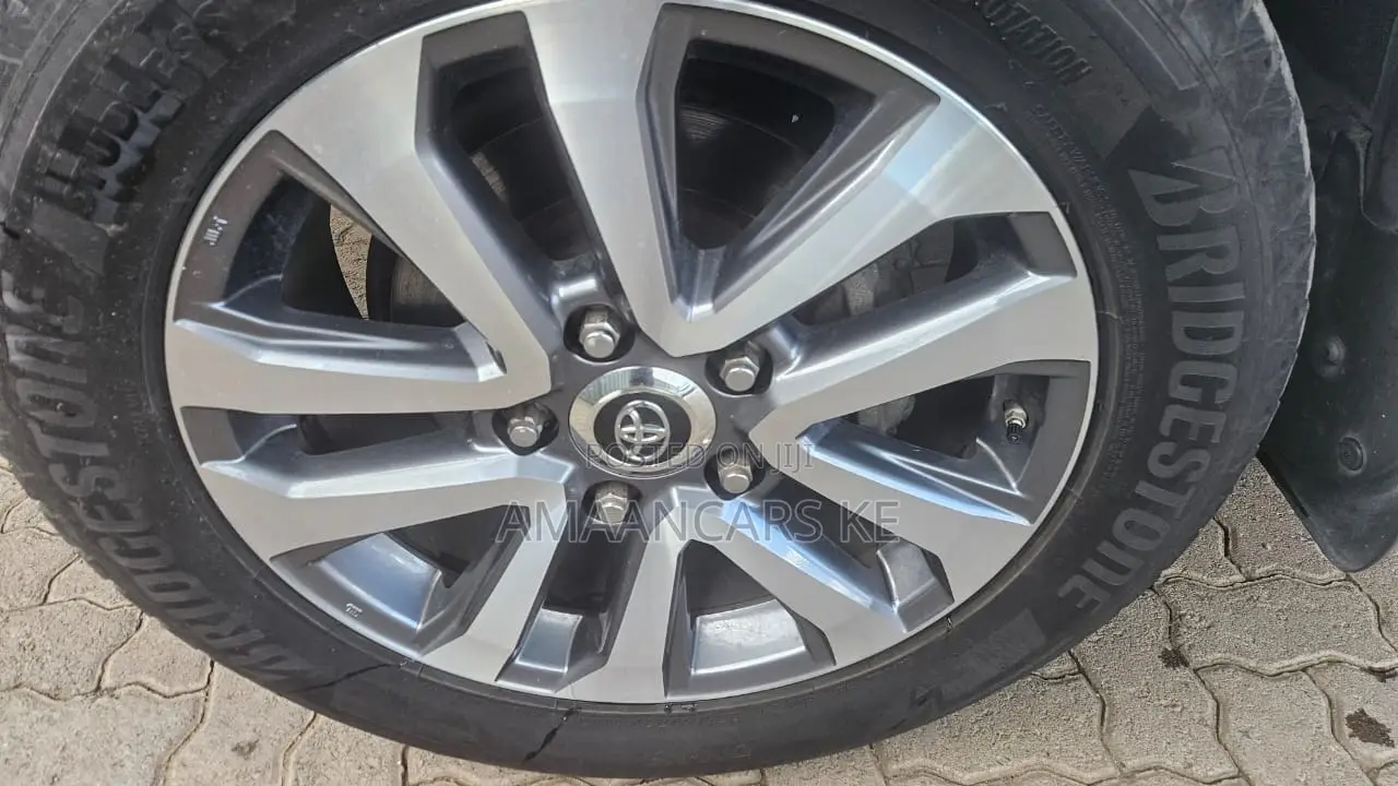 Toyota Land Cruiser 4.6 V8 ZX 2019 Brown