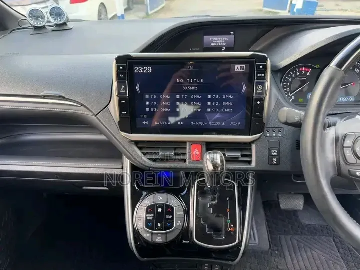 Toyota Esquire 2.0 FWD (8 seater) 2019 White