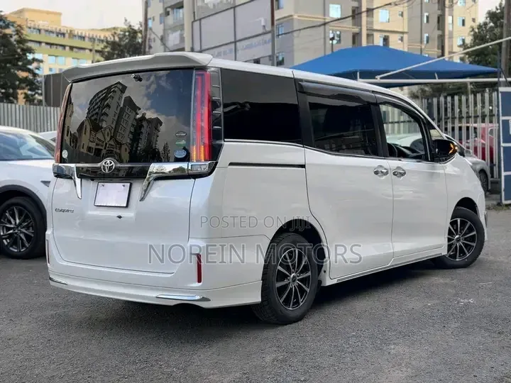 Toyota Esquire 2.0 FWD (8 seater) 2019 White