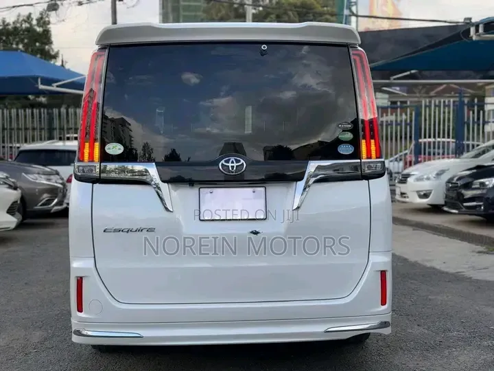 Toyota Esquire 2.0 FWD (8 seater) 2019 White