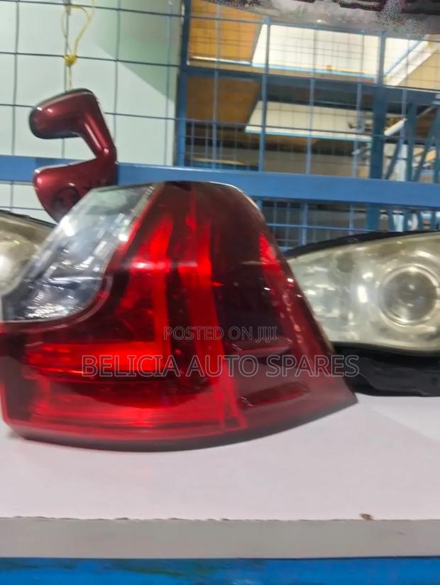 Lexus 570 Taillight - thumbnail 2