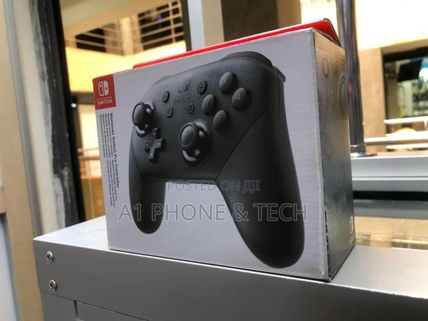 Nintendo Switch Pro Controller - thumbnail 2