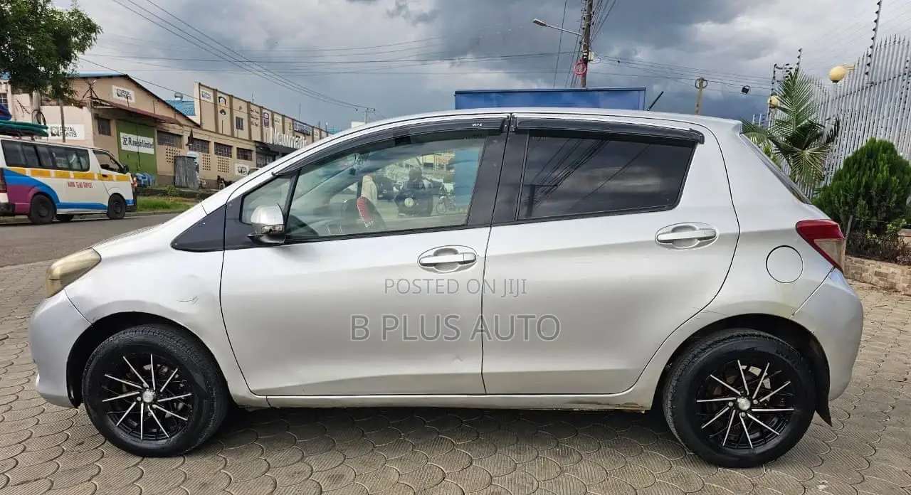 Toyota Vitz 2013 Silver