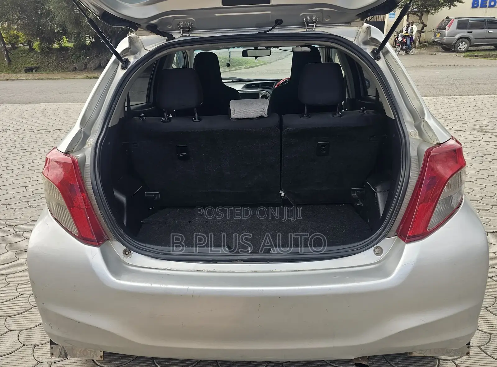 Toyota Vitz 2013 Silver