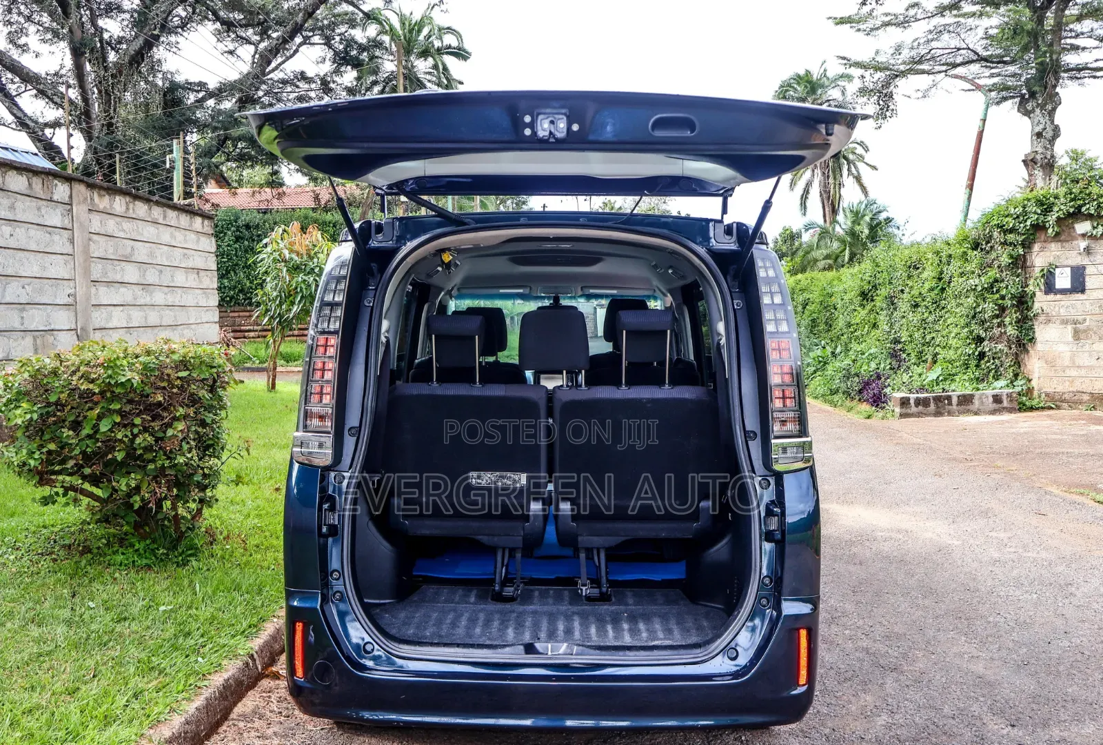 Toyota Voxy 2016 Blue