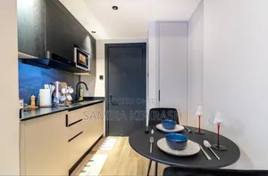 Modern Upperhill Studio With a Heated Rooftop Pool