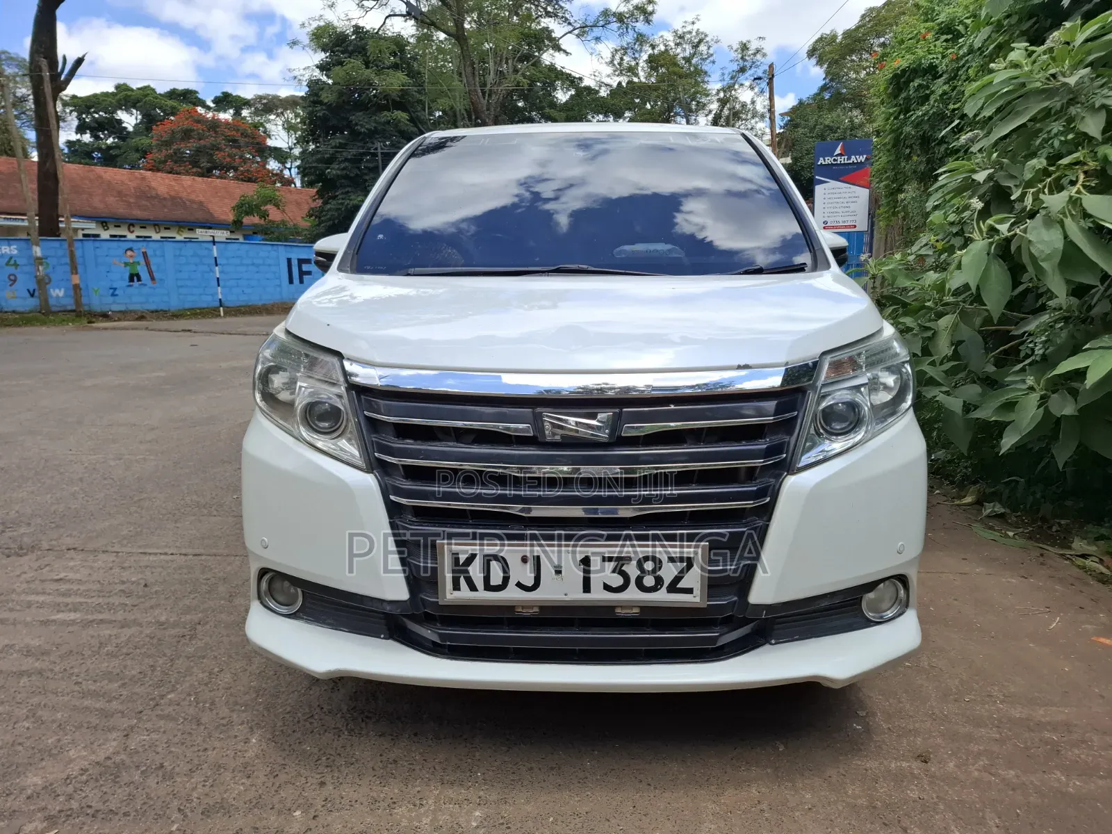 Toyota Noah 2.0 FWD (8 Seater) 2015 White