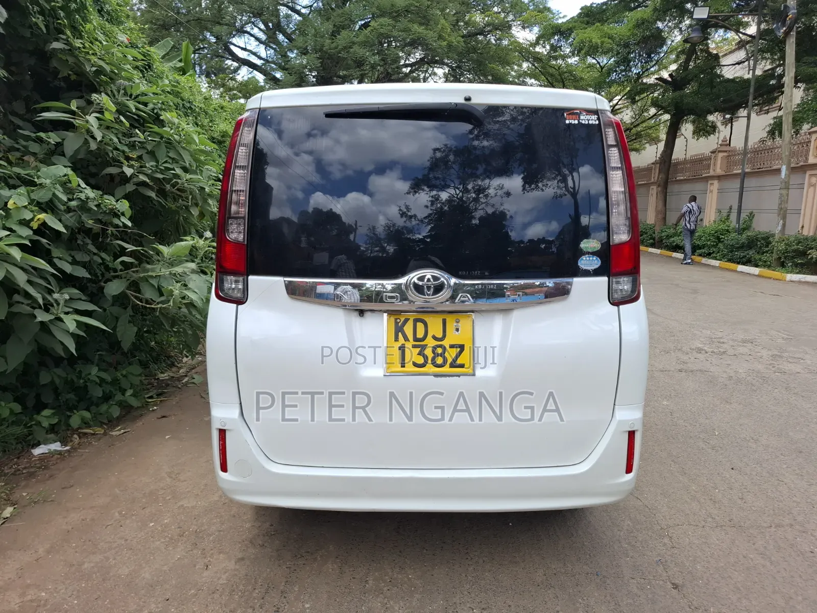 Toyota Noah 2.0 FWD (8 Seater) 2015 White