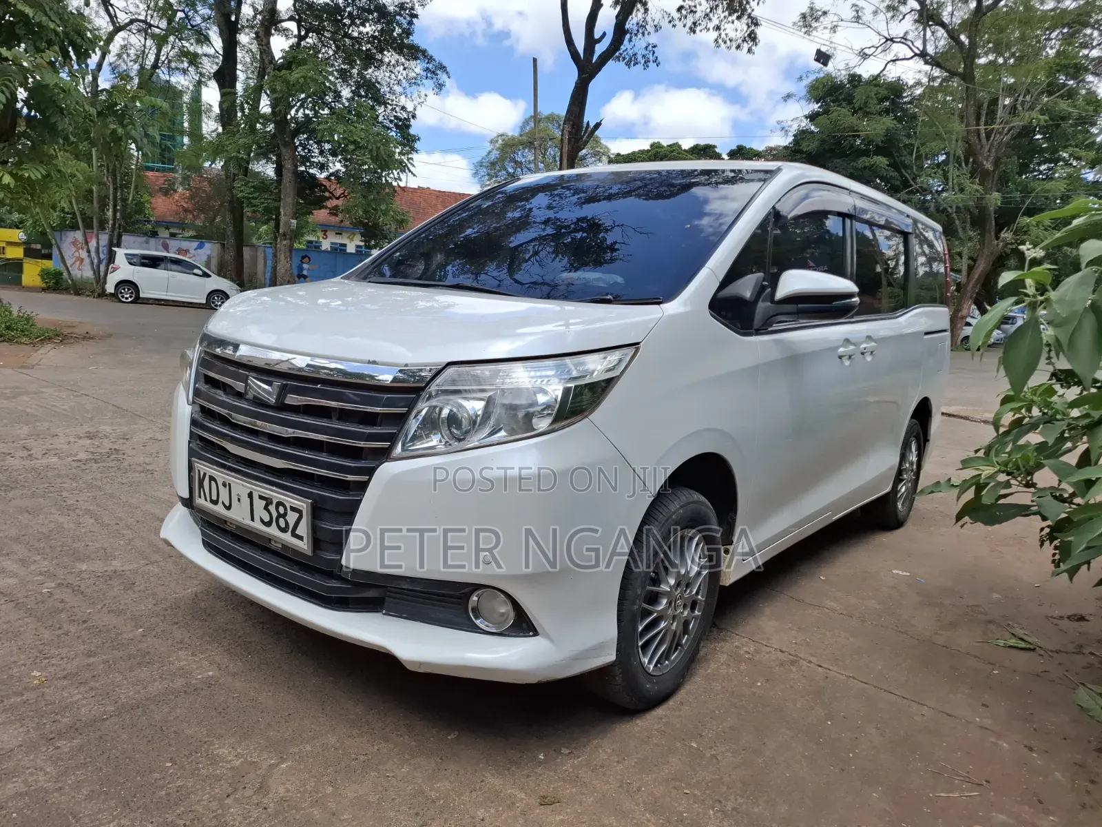 Toyota Noah 2.0 FWD (8 Seater) 2015 White