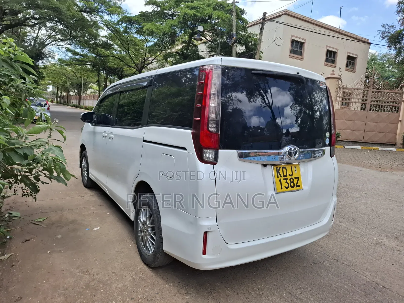 Toyota Noah 2.0 FWD (8 Seater) 2015 White