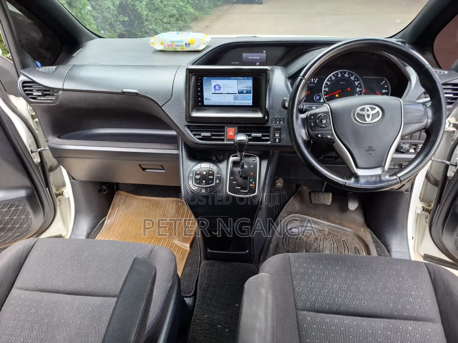 Toyota Noah 2.0 FWD (8 Seater) 2015 White