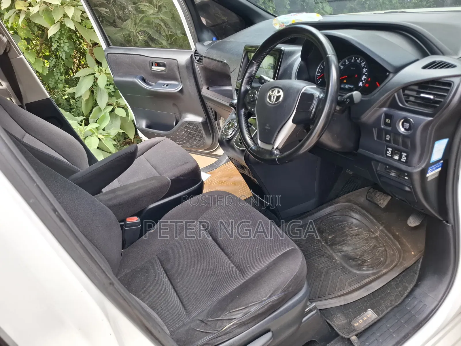 Toyota Noah 2.0 FWD (8 Seater) 2015 White
