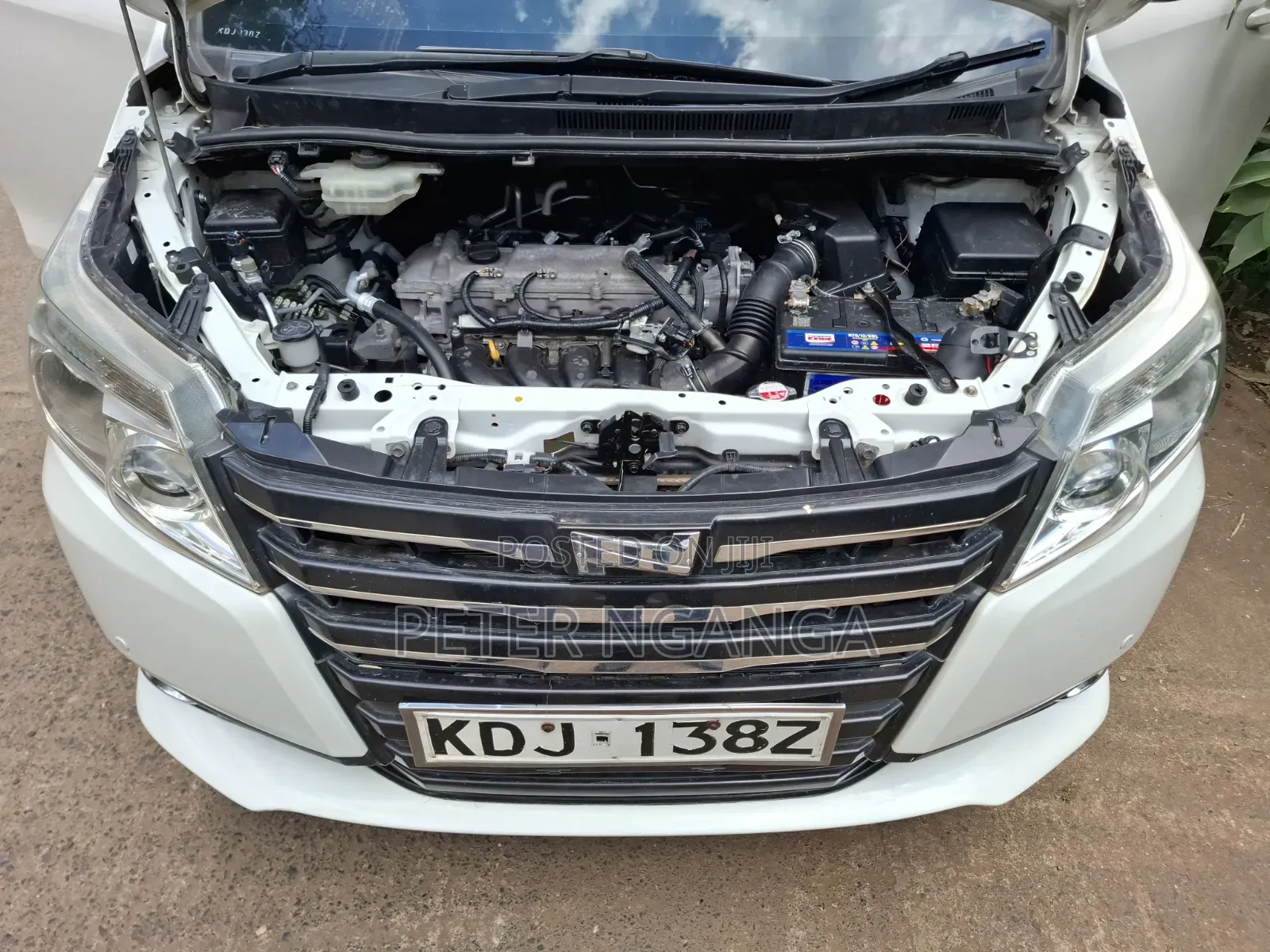 Toyota Noah 2.0 FWD (8 Seater) 2015 White