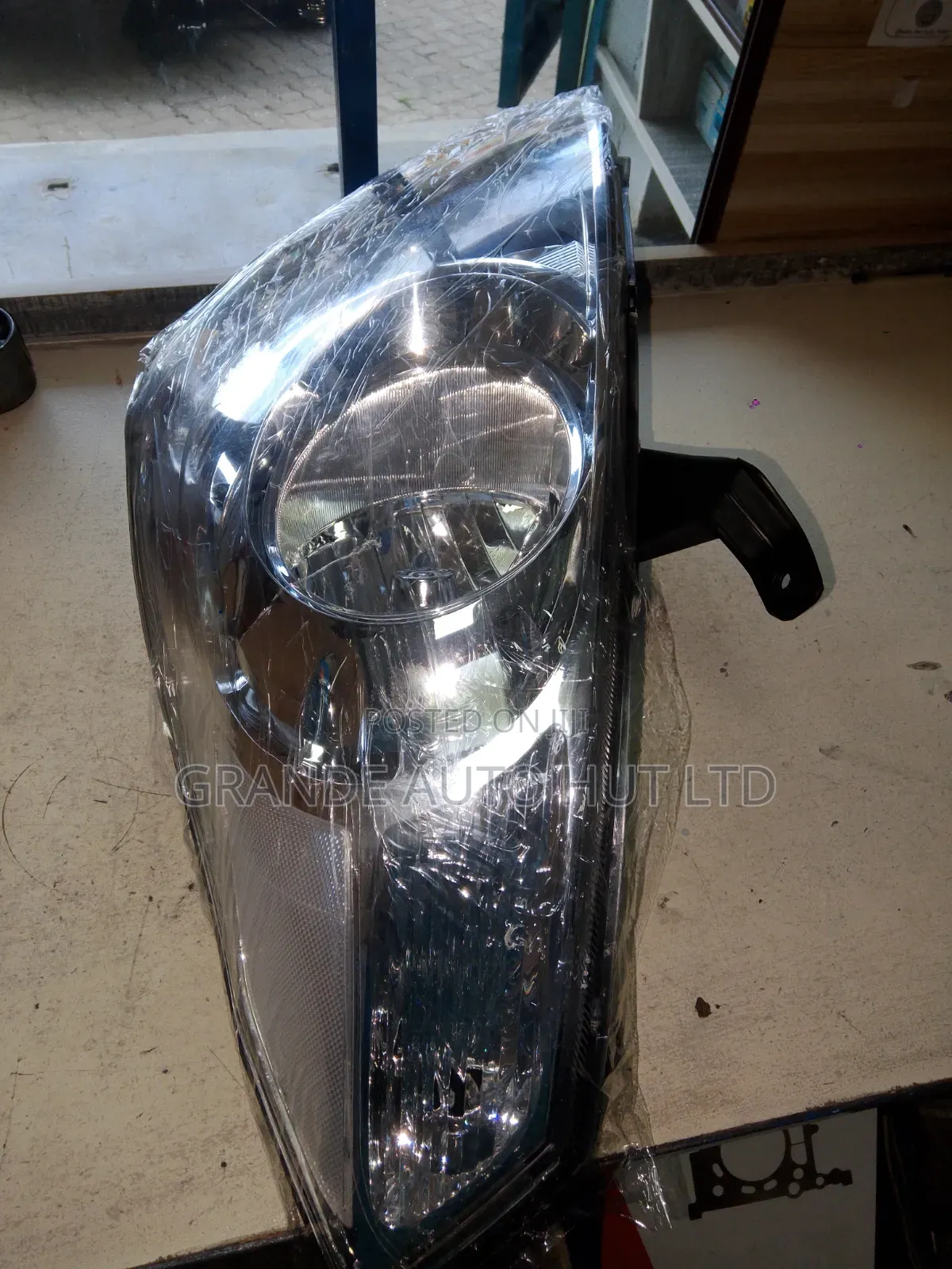 Head Lamp Left Hyundai H1/Starex(Yebi Brand)