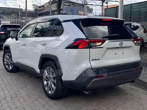 Toyota RAV4 LE FWD 2019 White