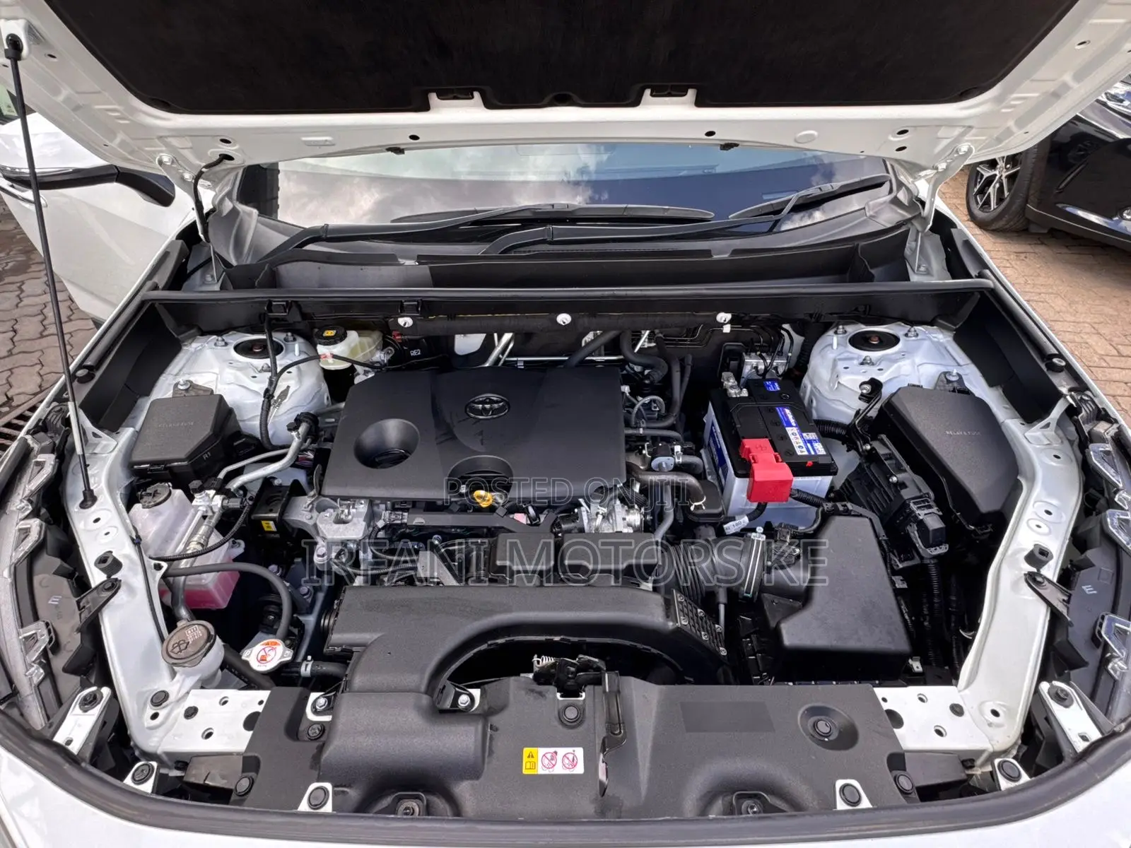 Toyota RAV4 LE FWD 2019 White