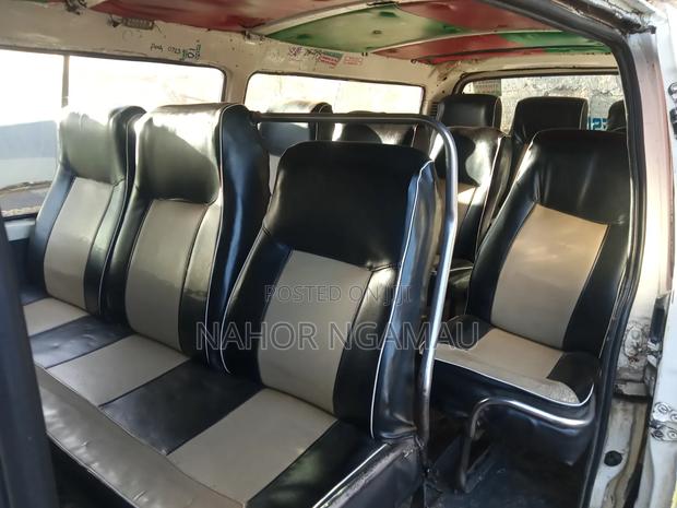 Toyota HiAce 2001 White - thumbnail 4