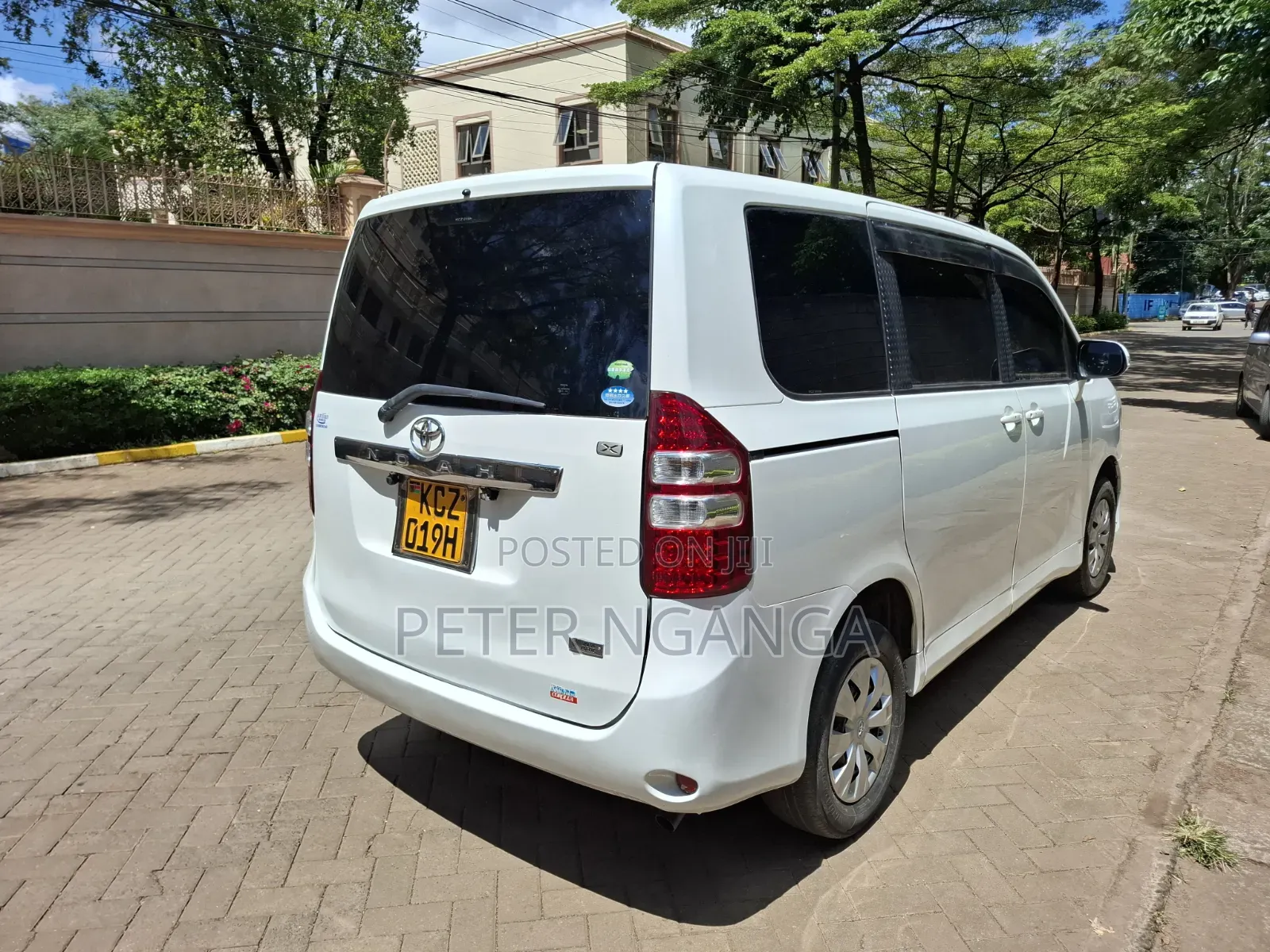 Toyota Noah 2.0 158hp FWD (8 Seater) 2013 White