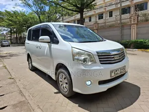 Toyota Noah 2.0 158hp FWD (8 Seater) 2013 White