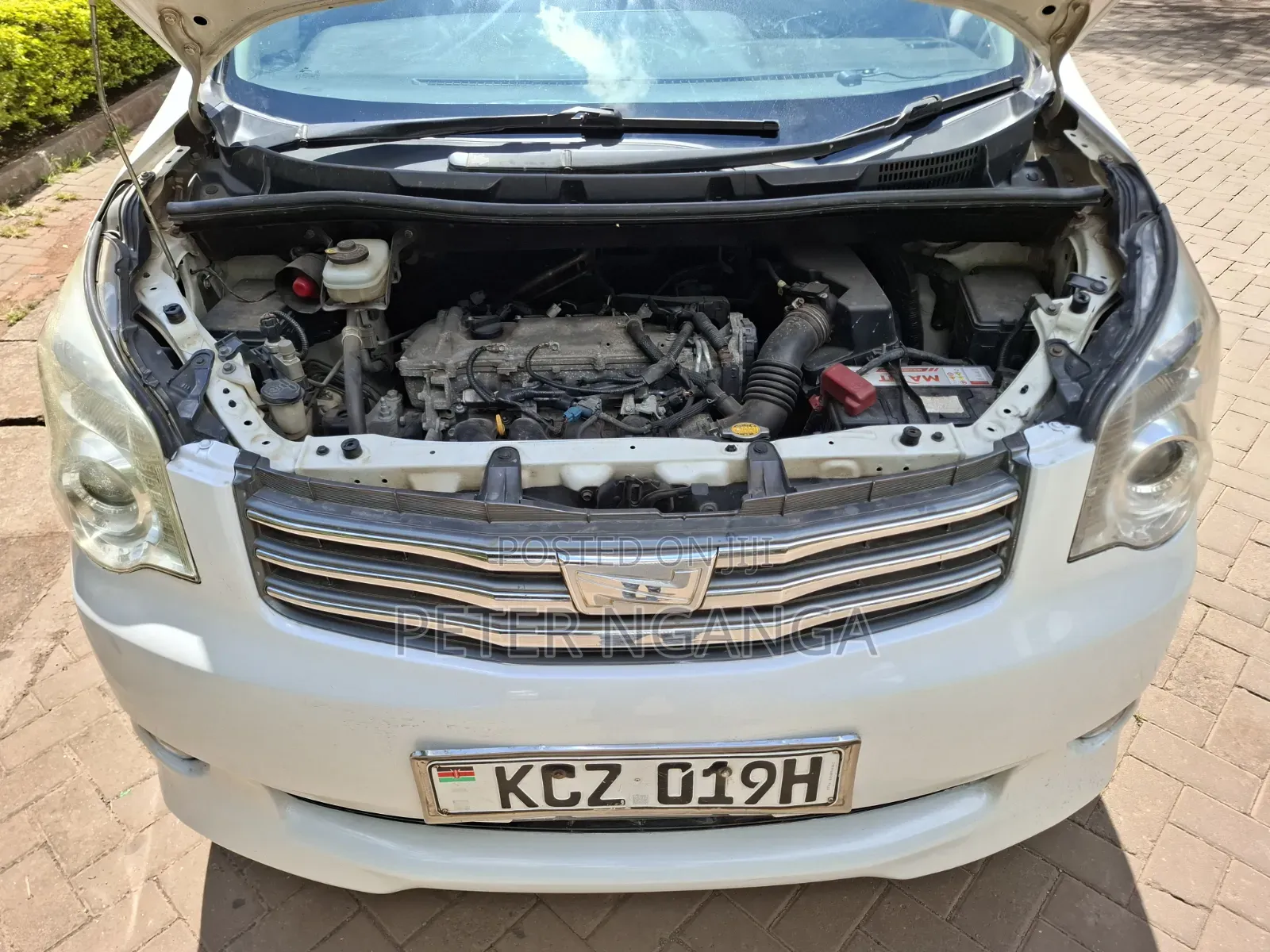Toyota Noah 2.0 158hp FWD (8 Seater) 2013 White