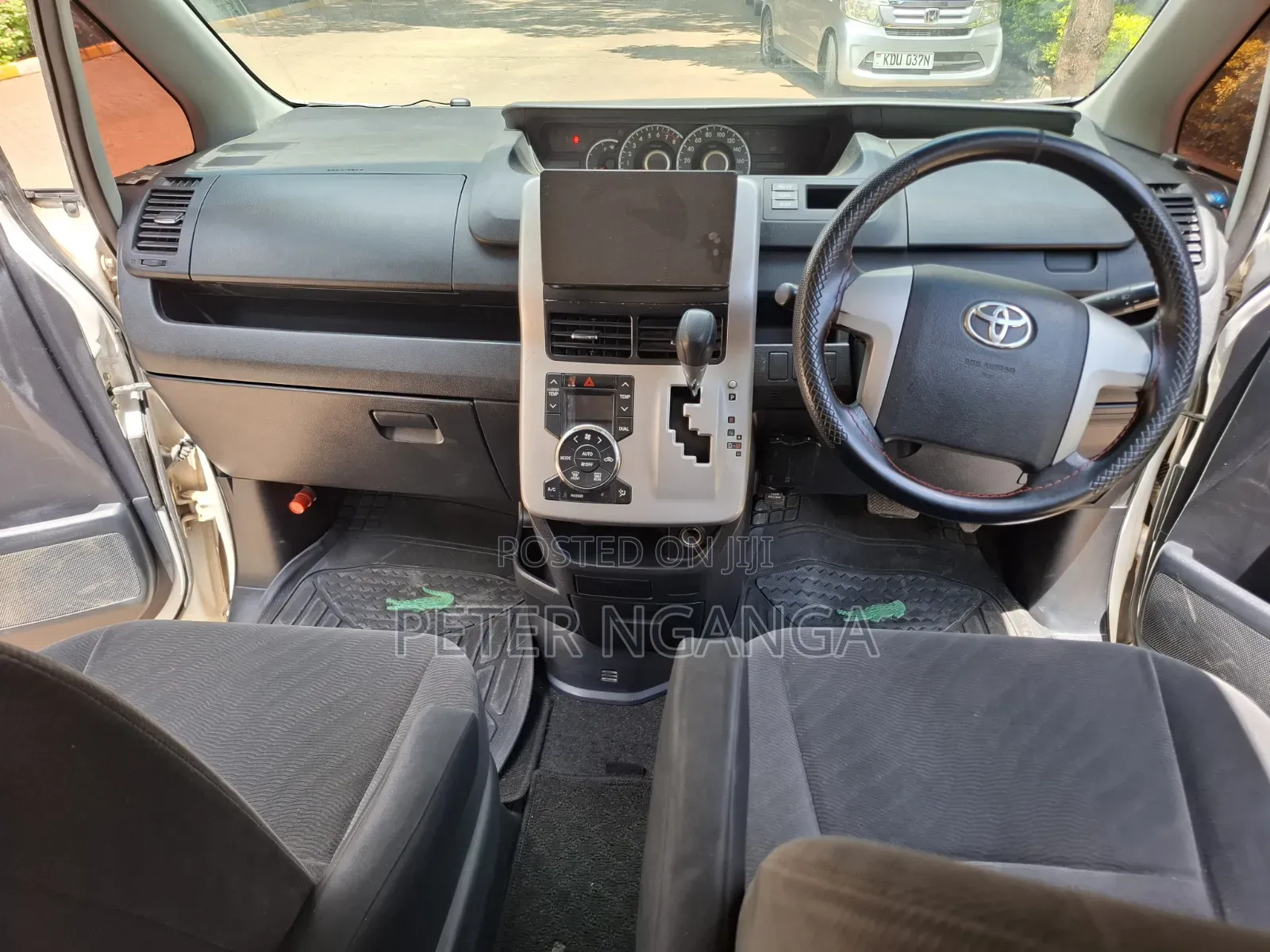 Toyota Noah 2.0 158hp FWD (8 Seater) 2013 White