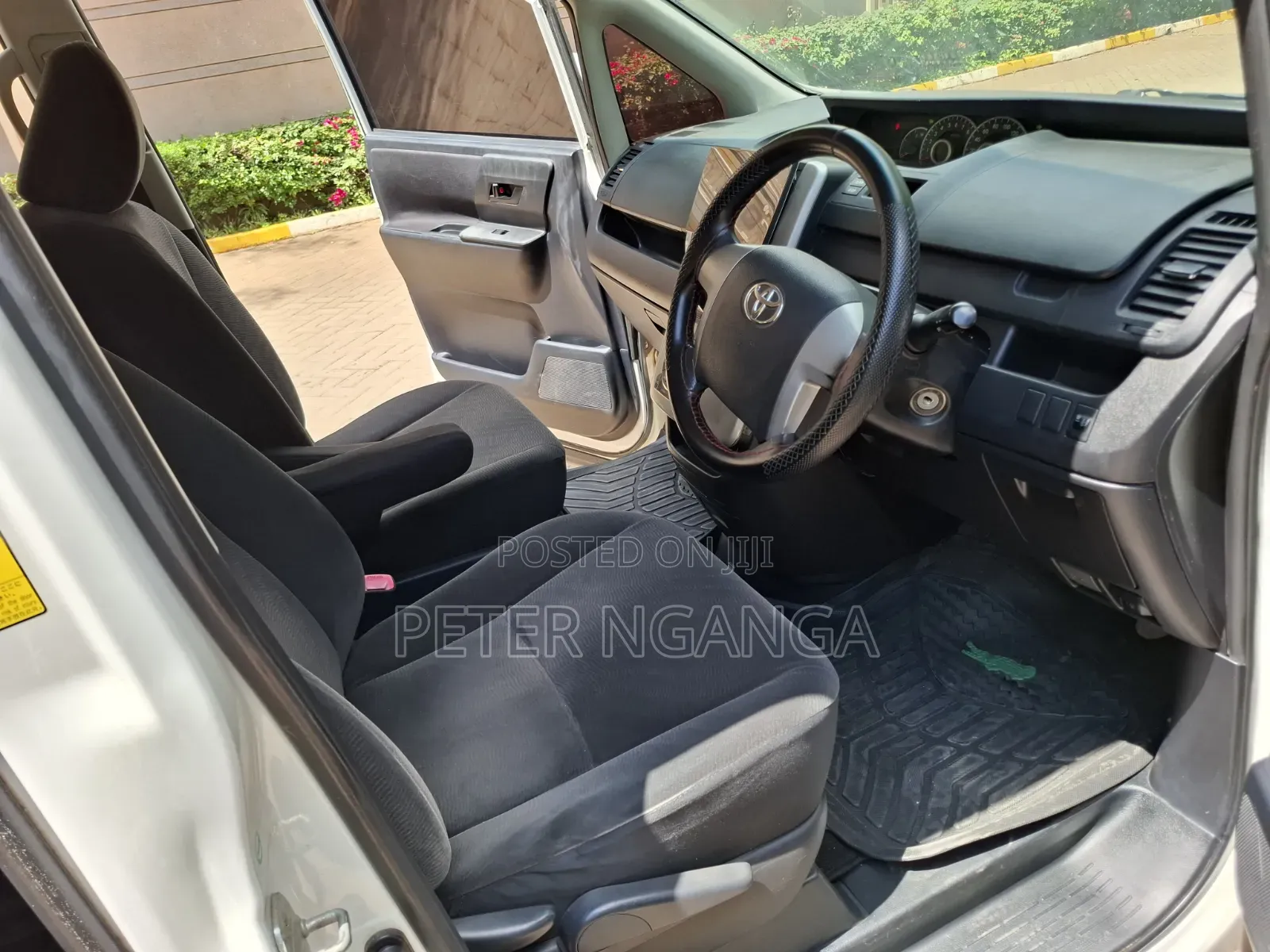 Toyota Noah 2.0 158hp FWD (8 Seater) 2013 White
