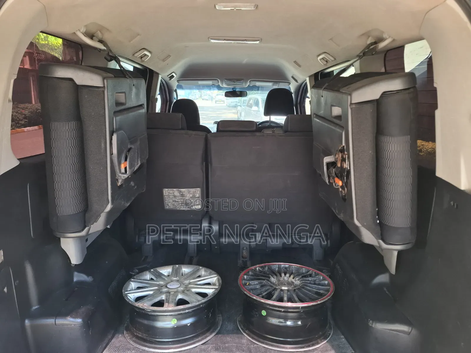 Toyota Noah 2.0 158hp FWD (8 Seater) 2013 White