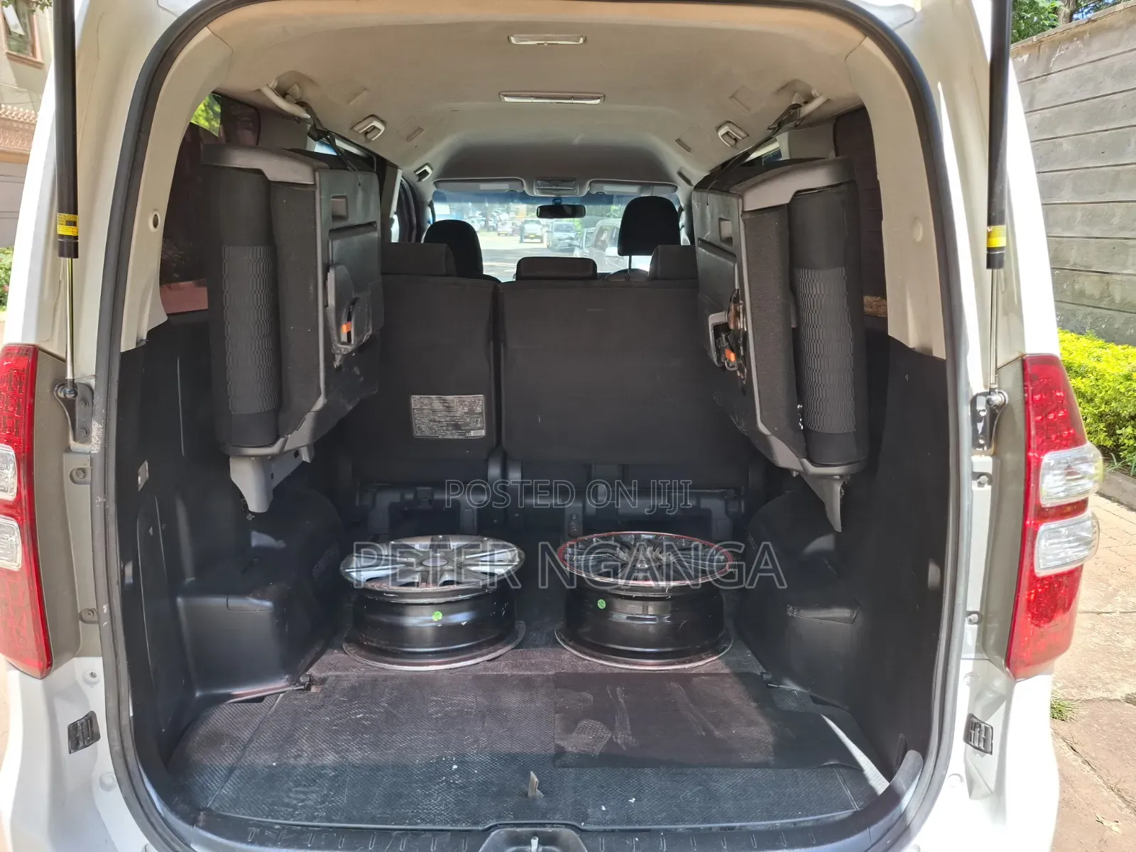 Toyota Noah 2.0 158hp FWD (8 Seater) 2013 White
