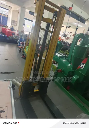 Commercial Hydraulic/Manual Stacker 1.5t (3m)