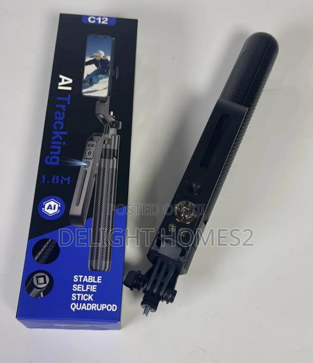 C12 Tracking Selfie Stick -Dav - main view