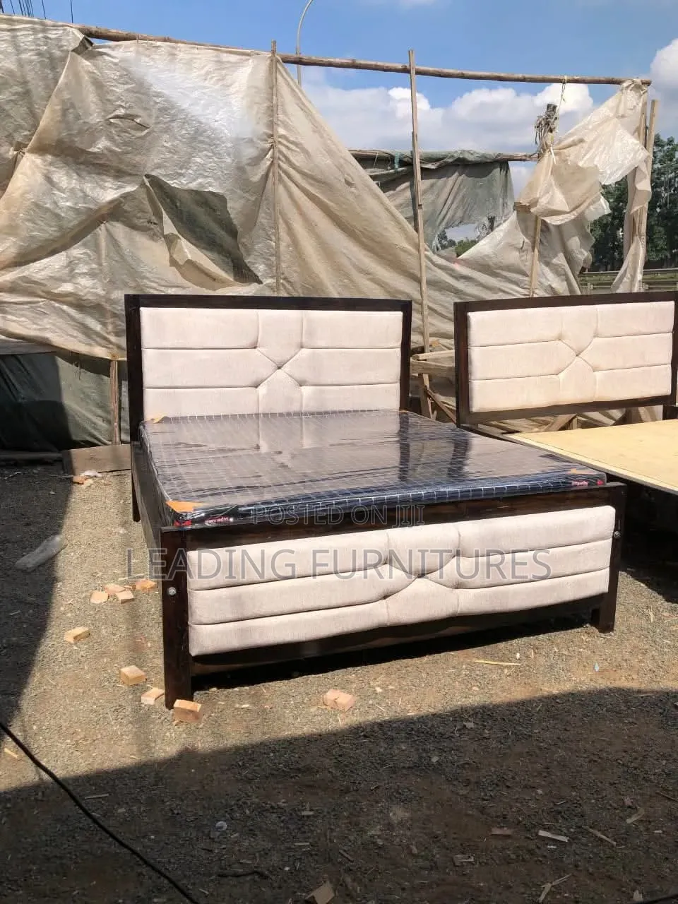 5x6 Mocket Bed Cream With Mahogany Frame
