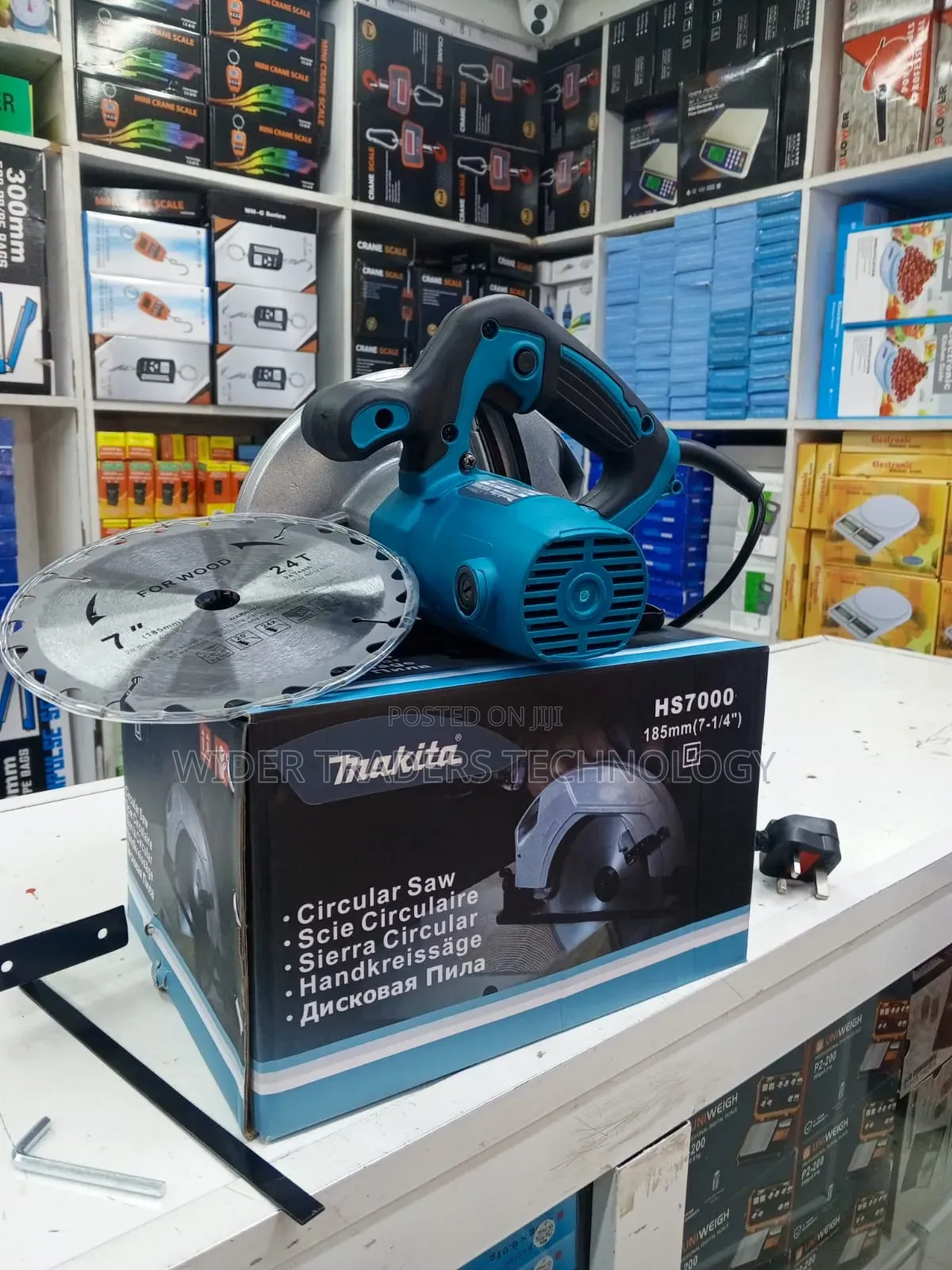 Makita Hs7000 Circular Saw With a 185mm Blade