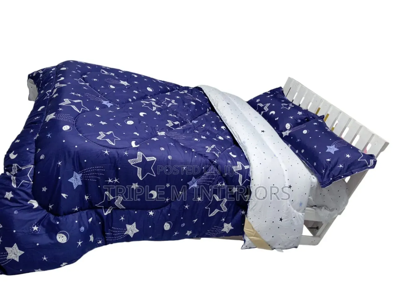 Modern Style Home Duvet Set With Strong Stitching
