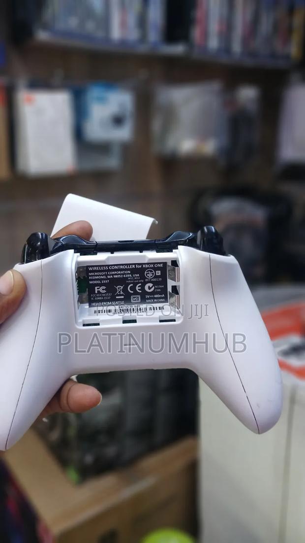 Microsoft Xbox One Wireless Controller - thumbnail 2