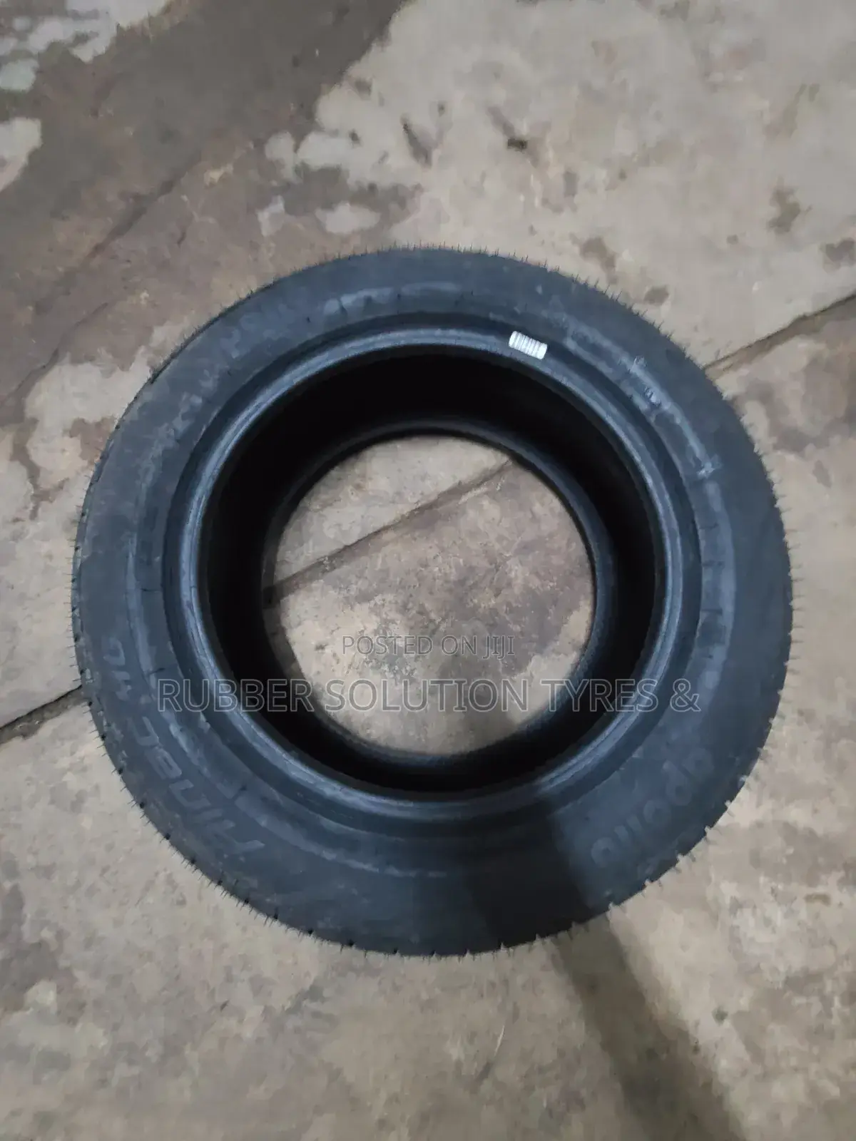215/55r16 Apollo Tyres 93v [Made in India]