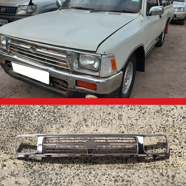 Toyota Hilux Grille / Grill Yn85 T-Type 89