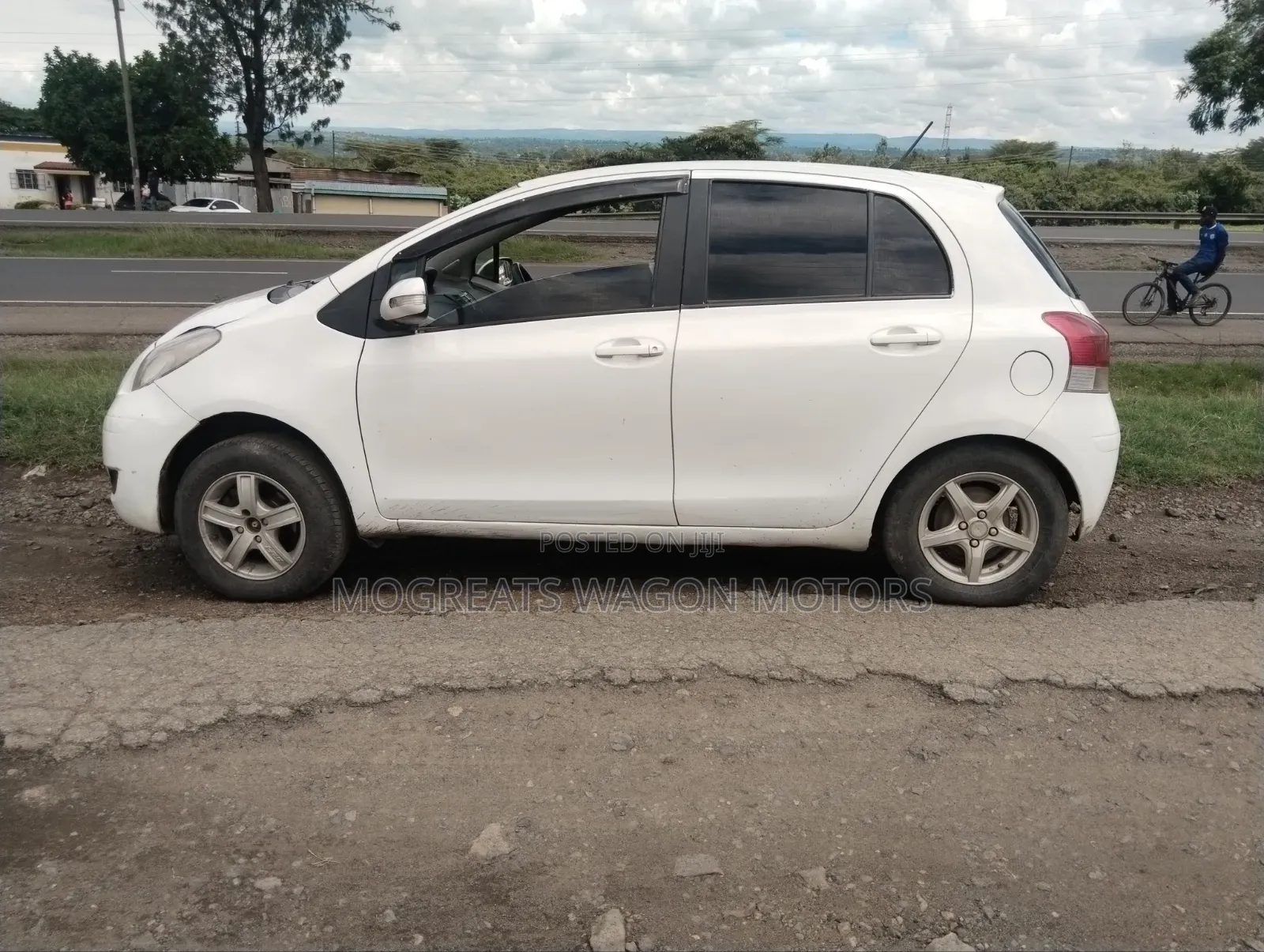 Toyota Vitz 2010 White
