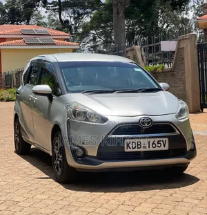 Toyota Sienta 2015 Silver