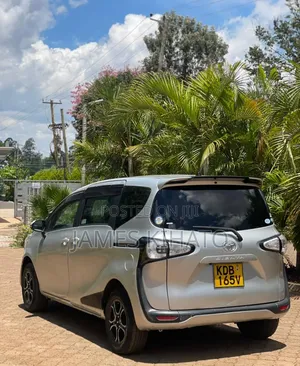 Toyota Sienta 2015 Silver