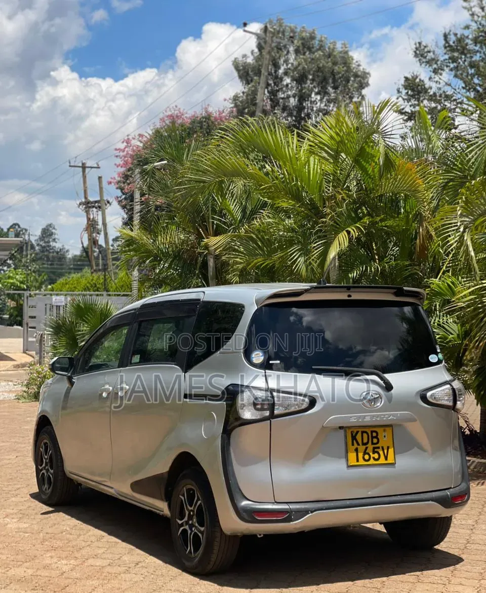 Toyota Sienta 2015 Silver